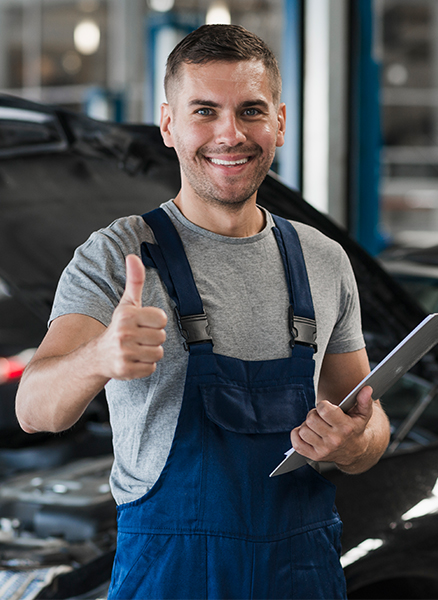 Ein Mitarbeiter in Arbeitskleidung hält ein Tablet in der Hand